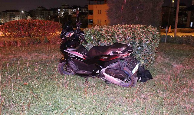 Kazada kafasını kaldırıma vuran genç motosiklet sürücüsü ağır yaralandı
