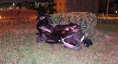 Kazada kafasını kaldırıma vuran genç motosiklet sürücüsü ağır yaralandı