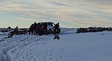 Kazdağları'nda bin 700 metre yükseklikte kara saplanan araç kurtarıldı