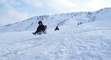 Kendi pistlerinde kayan Muşlu çocukların eğlenceli anları