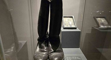 Kent Müzesinde sergilenen asırlık çizmeler vatandaşların ilgisini çekiyor