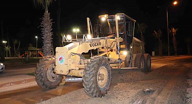 Kepez Belediyesi'nde yol bakım onarımı için gece mesaisi