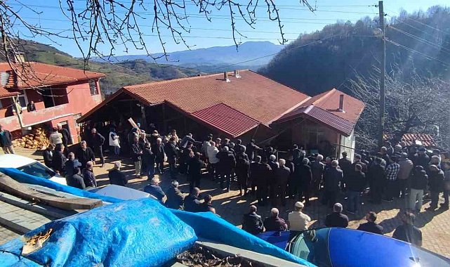 Kestiği ağacın altında kalarak ölen işçi Bartın'da toprağa verildi