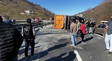 Kil yüklü kamyon devrildi, sahil yolu bir saat ulaşıma kapandı: 1 yaralı