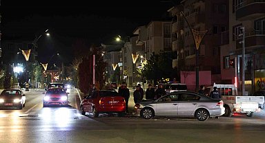 Kırmızı ışık ihlali kazaya neden oldu: 2 yaralı