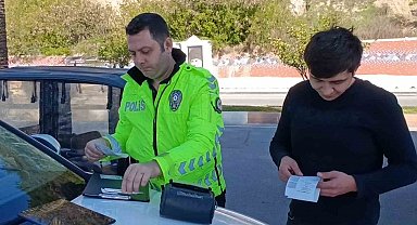 Kırmızı ışıkta geçti, ceza yerken "SRC'ye bari yazmayın ağabey" dedi