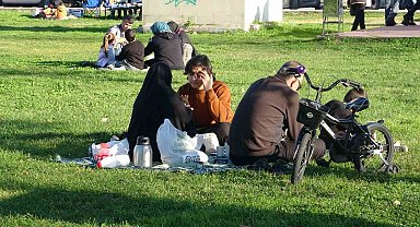 Kış ayında yazdan kalma gün: Güneşi gören park, cadde ve sokaklara akın etti