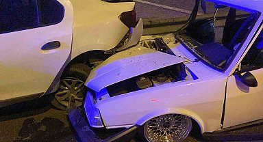 Kocaeli'nde iki otomobil çarpıştı: 2 yaralı