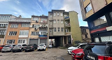 Kolonları olmadan ayakta duran binaya bakan bir daha bakıyor