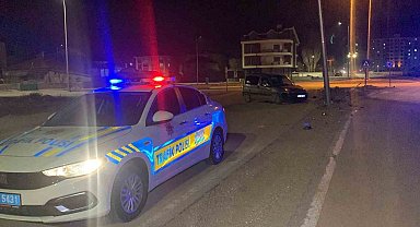 Kontrolden çıkan hafif ticari araç, aydınlatma direğine çarptı