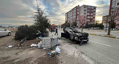 Kontrolden çıkan lüks otomobil ağaca çarpıp ters döndü: 1 yaralı