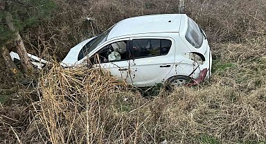 Kontrolden çıkan otomobil ağaca çarptı