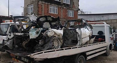 Kontrolden çıkan otomobil tıra ok gibi saplandı: 1 ölü