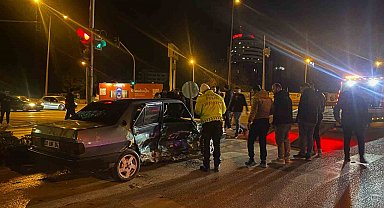 Kontrolden çıkan otomobil yön levhasına çarpıp takla attı