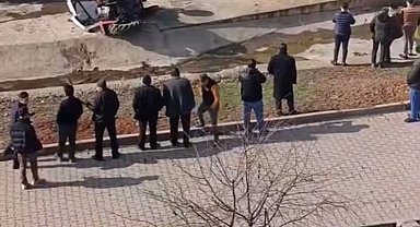 Kontrolden çıkan traktör çaya uçtu: 1 yaralı