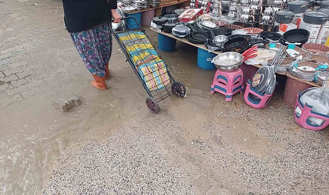 Köşk halkı çamur içinde alışverişten kurtulmak için Belediye Başkanı Güler'e seslendi