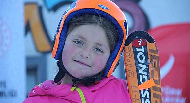 Köy çocukları Palandöken'de kayakla tanıştı