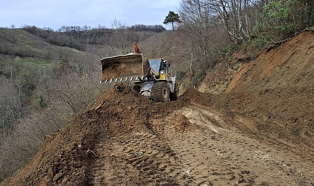 Köyleri birbirine bağlayan yolda çalışma