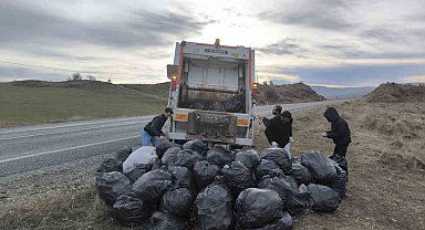 Kozluk'ta bir haftada ana yol kenarından 20 ton çöp temizlendi