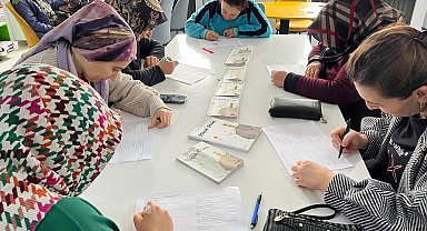 Kula'da 'Manisa her yerde okuyor' projesiyle veliler sıralara geri döndü