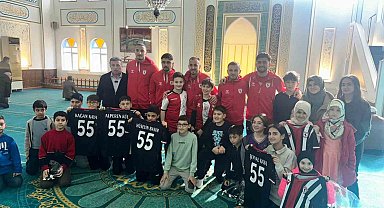 Kur'an kursunu tamamlayan çocuklara futbolculardan sürpriz
