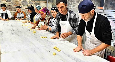 Kursiyerler, işaret diliyle pasta yapıyor