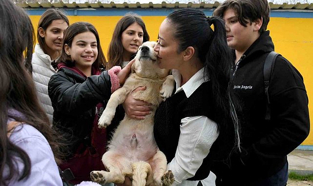 Kuşadası Belediyesi'nden öğrencilere karne hediyesi