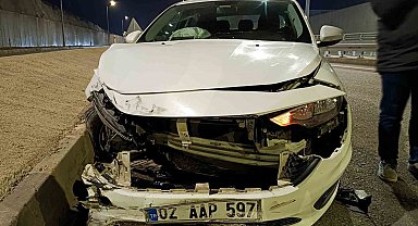 Lastiği patlayan otomobil bariyere çarptı: 1 yaralı