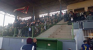 Maç bitti, takımın taraftarı kendi hocasına su fırlattı