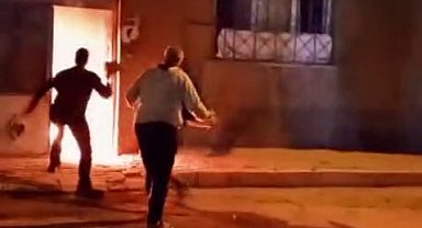 Mahalle sakinleri binada çıkan yangını kum ve taş ile söndürmeye çalıştı