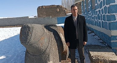 Mahalleye ismini veren tarihi at heykeli muhtara zimmetlendi