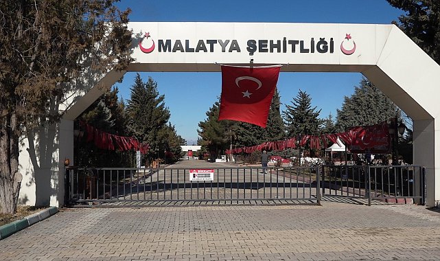 Malatya Şehitliği'nde kabirler rutin olarak temizleniyor