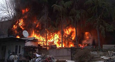 Maltepe'de depo yangını: Alevler tüm binayı sardı