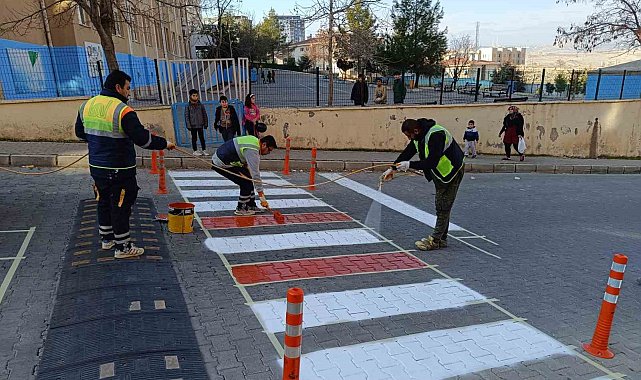 Mardin Büyükşehir Belediyesi, okul bölgelerinde trafik ve yaya güvenliğini artırıyor