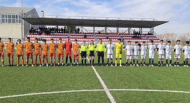 Mardin U16 Ligi'nde Bolu'daki yangında hayatını kaybedenler için saygı duruşu