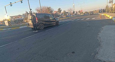 Mardin'de seyir halindeki aracın lastiği yerinden çıktı
