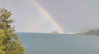 Marmaris'te yağışla birlikte oluşan gökkuşağı mest etti
