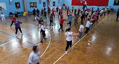 Menemenli kadınlar ücretsiz zumba kursunda buluşuyor