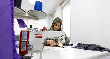 Mersin'de dikiş kursuna katılan kadınlar hem sosyalleşiyor, hem üretiyor
