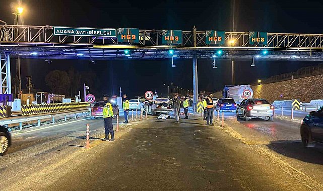 Mersin'de otomobil otoyol gişelerinde beton bariyerlere çarptı: 2 ölü, 5 yaralı