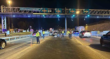 Mersin'de otomobil otoyol gişelerinde beton bariyerlere çarptı: 2 ölü, 5 yaralı