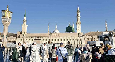 Mescid-i Nebevi'ye ziyaretçi akını: Binlerce Müslüman dua etti