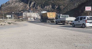 Mikserlerden yola dökülen beton muhtarı kızdırdı