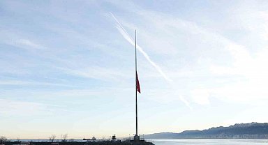Milli yas nedeniyle bayraklar yarıya indirildi