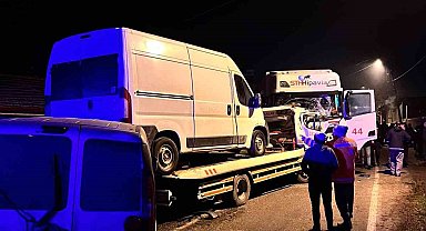 Milyonluk yarış atlarını taşıyan tır, çekici ile çarpıştı