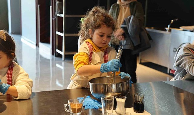 Minik eller, mutfağa girdi