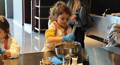 Minik eller, mutfağa girdi