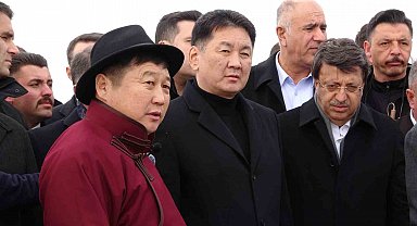 Moğolistan Cumhurbaşkanı Aladağ Saray kalıntısını inceledi