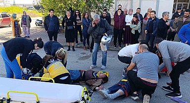 Motosiklet ile otomobil çarpıştı, 2 genç kız ağır yaralandı