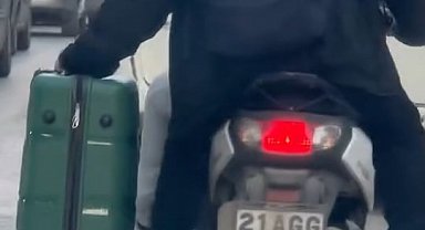 Motosiklet ile valiz taşıma yönetimi görenleri şaşırttı